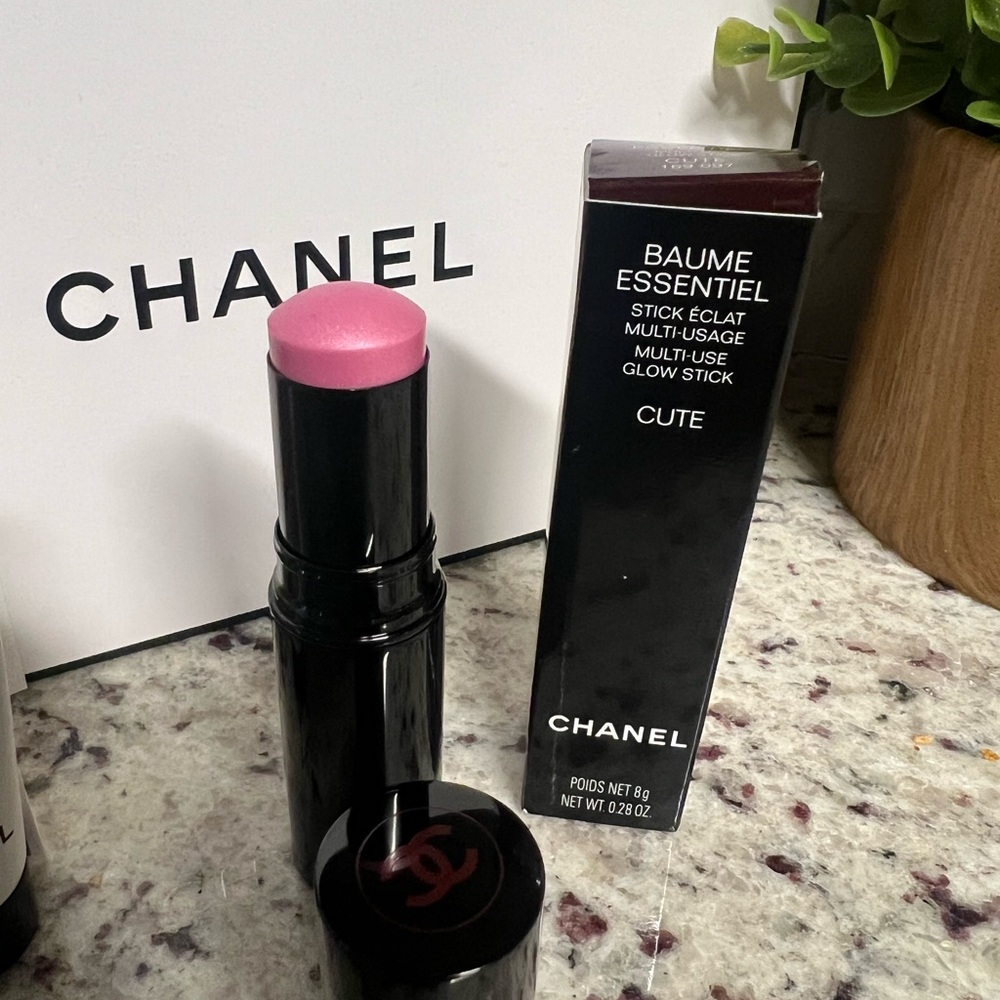 CHANEL Baume Essentiel Multi-Use Glow Stick Cute Pink